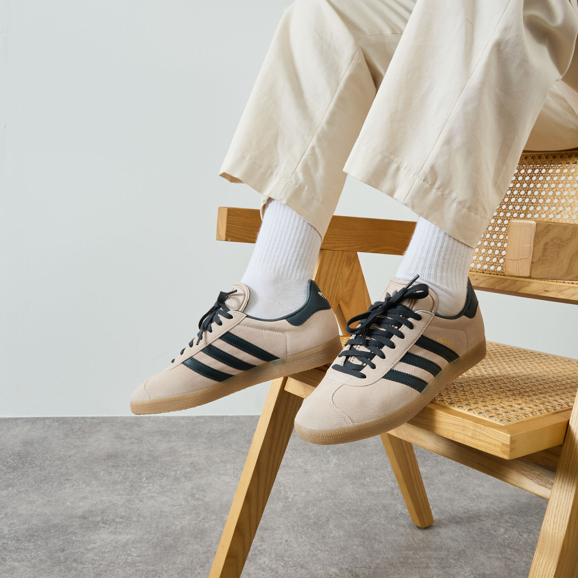ADIDAS ORIGINALS GAZELLE BEIGE MARINEBLAUW SNEAKERS HEREN Courir.be