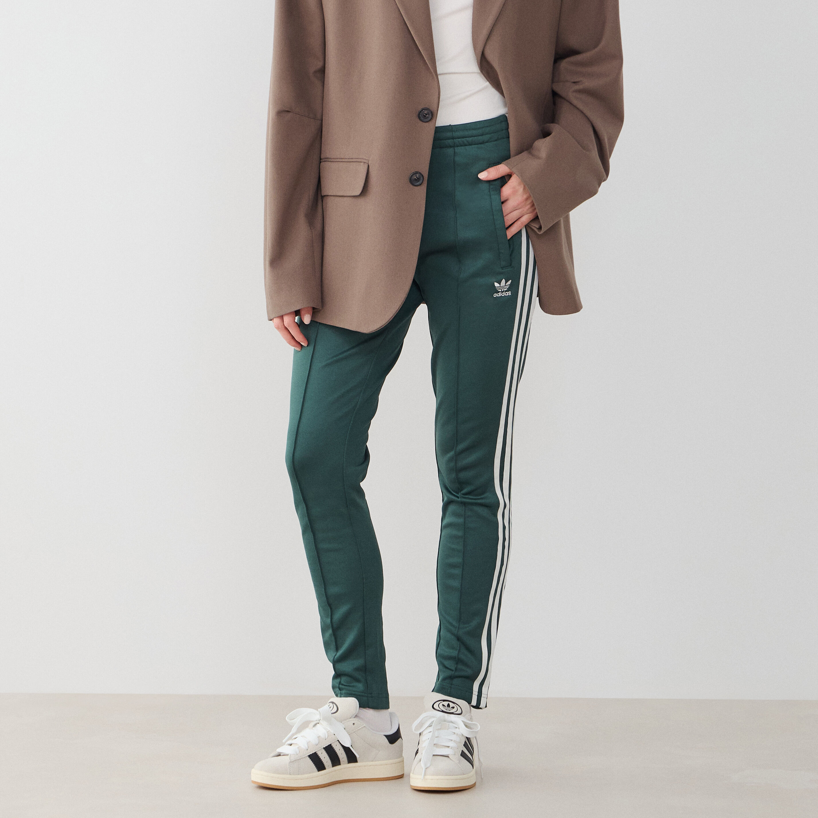 ADIDAS ORIGINALS PANT JOGGER SUPERSTAR DONKERGROEN BROEK DAMES Courir.be