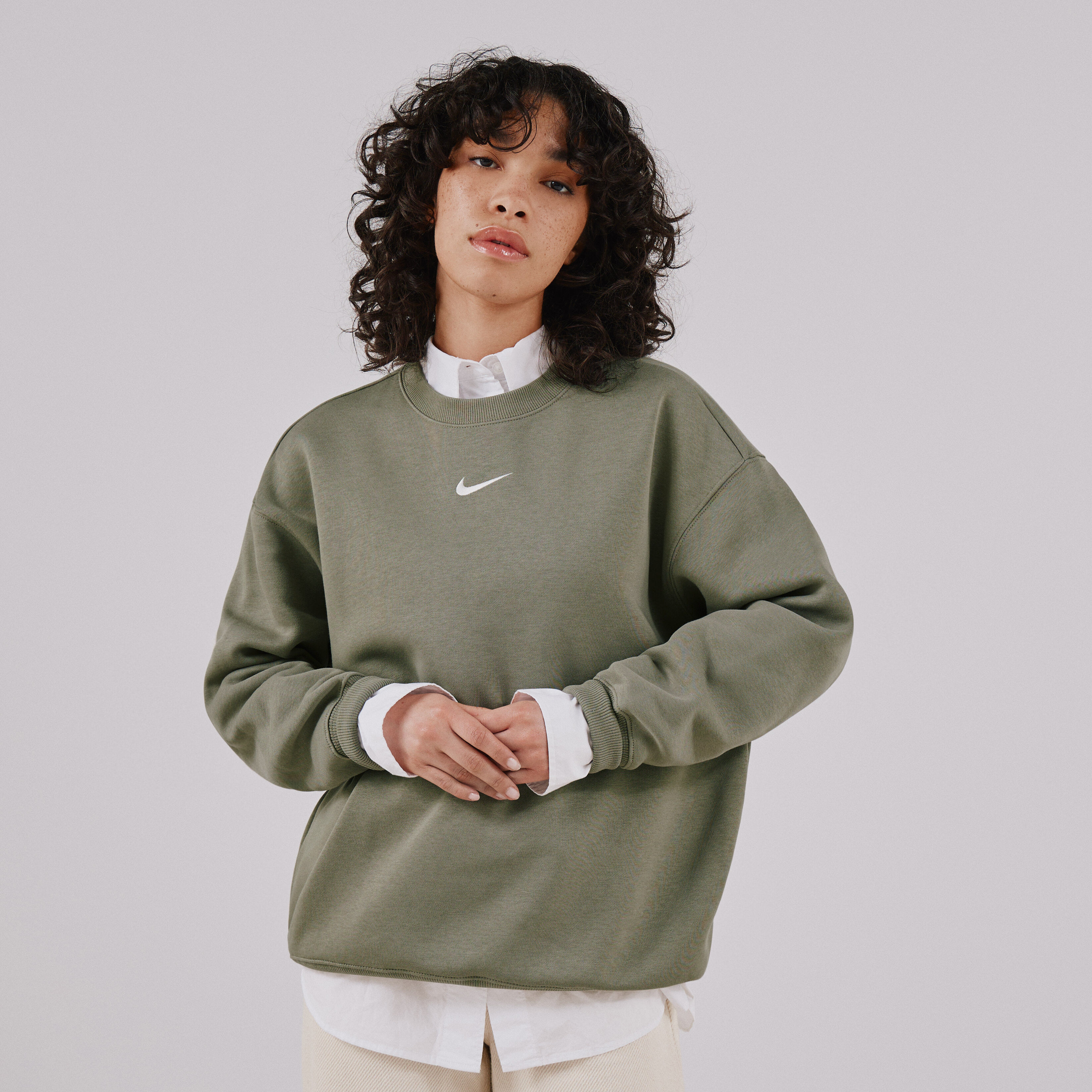NIKE SWEAT CREW PHOENIX LONG OVERSIZED VERT BLANC SWEAT FEMME Courir.be