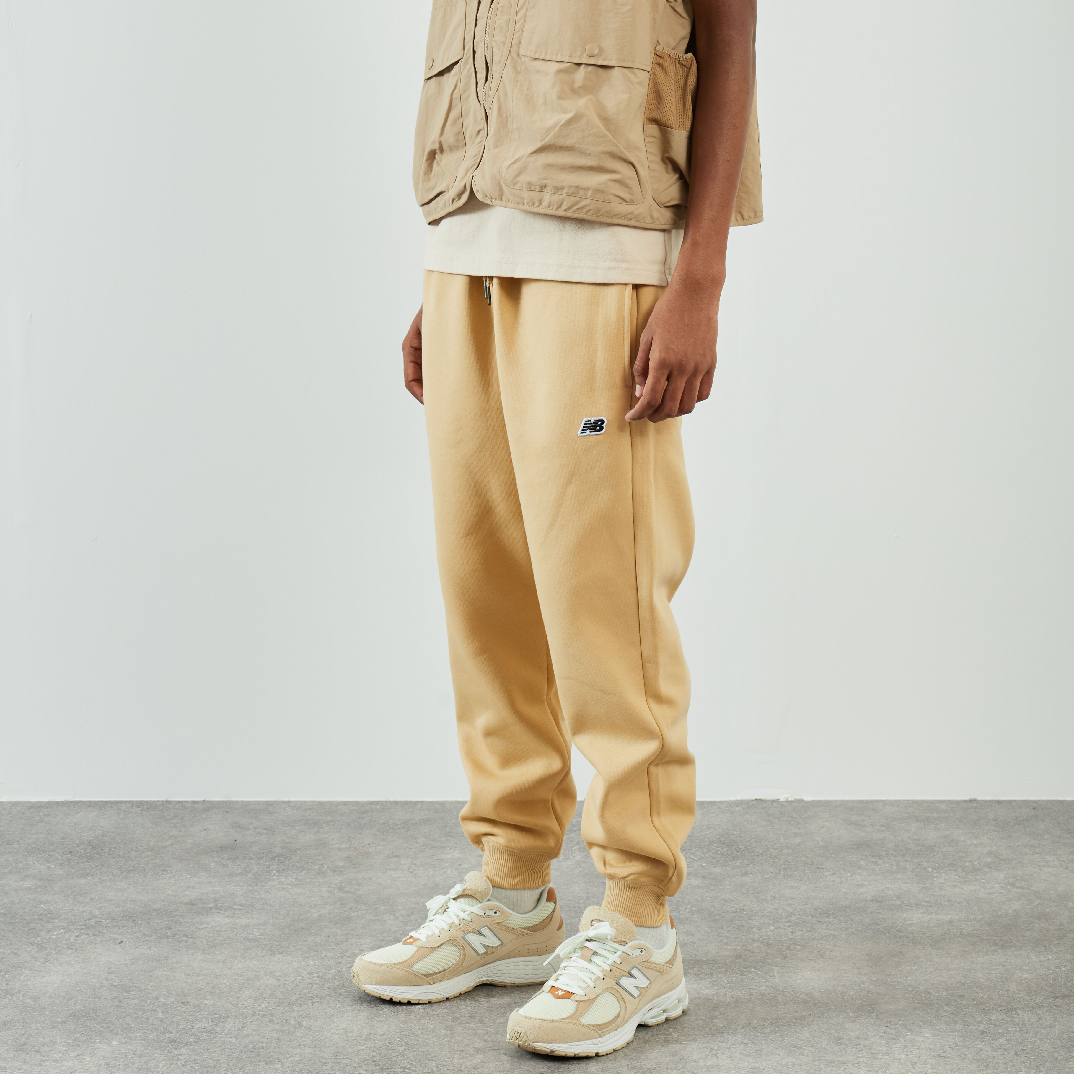 NEW BALANCE SMALL LOGO JOGGINGBROEK BEIGE BROEK HEREN Courir.be